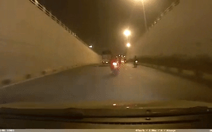 Clip: Xe máy lấn làn va quệt ô tô đến tóe lửa
