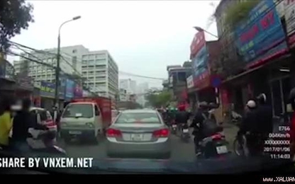 Clip: Không đội mũ, tạt đầu taxi, nam thanh niên bị tài xế bạt tai