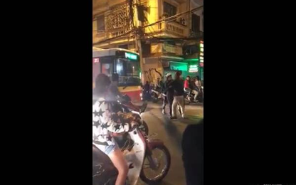 Clip: Người đàn ông cầm mũ bảo hiểm gây gổ với xe buýt