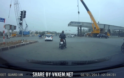 Vượt đèn đỏ tốc độ cao, taxi tông văng xe máy