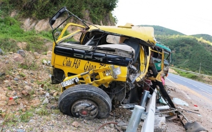 Xe cứu hộ gặp tai nạn trên đèo Mang Yang, tài xế bị thương nặng