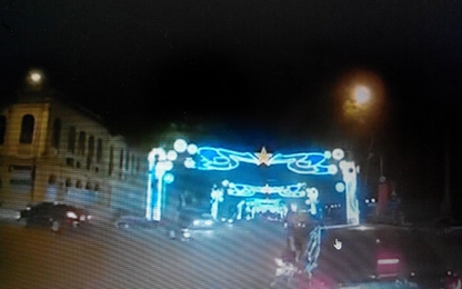 Clip: Vượt đèn đỏ, hai thanh niên còn đạp đầu ô tô để giành đường