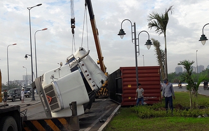Container lật chỏng vó tại cầu Phú Hữu, tài xế thoát chết