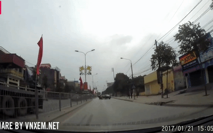 Chạy xe máy tốc độ cao, đôi vợ chồng tông vào ô tô chết thảm