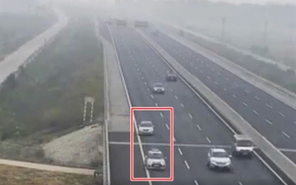 Clip: Hai ôtô thản nhiên đi lùi trên cao tốc Hà Nội- Hải Phòng