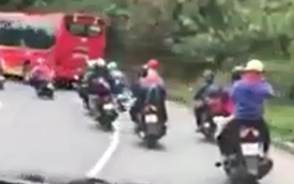 Clip: Nhóm phượt thủ "dàn trận" vượt ôtô tại khúc cua gấp đèo Bảo Lộc