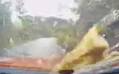 Clip: Tài xế thất kinh khi lĩnh trọn túi nôn từ chiếc ôtô ngược chiều