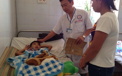 Tình tiết mới vụ cháu bé rơi xuống hầm cầu bị chấn thương sọ não