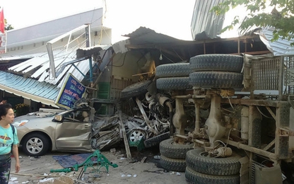 Clip giật mình: Xe bồn mất lái tông thẳng vào quán ăn bên đường