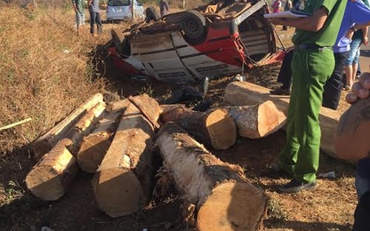 Gia Lai: Xe tải chở gỗ tông xe máy, hai người tử vong tại chỗ