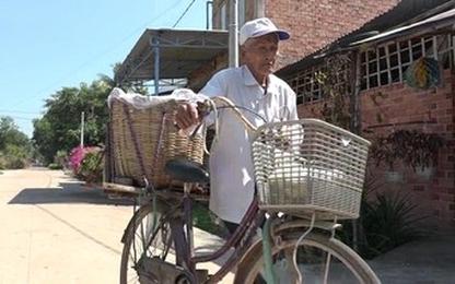 Cụ ông 90 tuổi đạp xe phát cơm từ thiện suốt hơn 2 năm trời