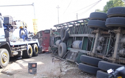 Đầu xe container bị đứt văng trên đường, 4 người thoát chết