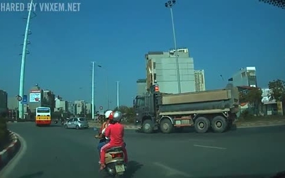 Clip: Xe tải cồng kềnh đánh lái, cuốn cả xe máy vào gầm
