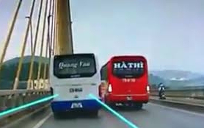 Điều tra hai xe khách chèn nhau trên cầu Bãi Cháy như 'phim hành động'