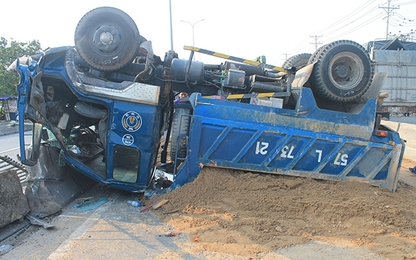 Xe ben chở cát lật chỏng vó trên Quốc lộ 1A