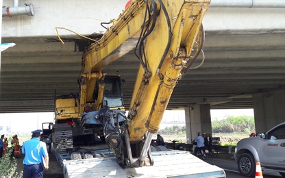 Xe quá khổ liên tiếp đâm vào cầu cao tốc Long Thành - Dầu Giây