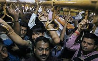 Phóng viên BBC đi tàu đông nhất thế giới: 'Chân tôi không chạm sàn'