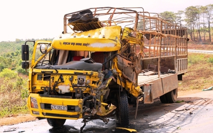 Đắk Lắk: Xe tải đấu đầu trên đường Hồ Chí Minh, tài xế nguy kịch
