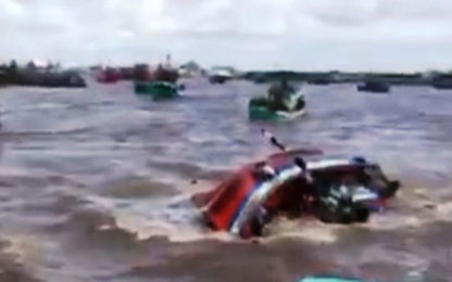 Clip khoảnh khắc tàu chìm khiến 2 người chết trên biển Gành Hào