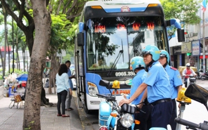 Quyết liệt ra quân xử lý xe vi phạm lòng đường