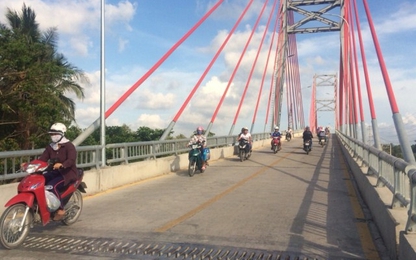Khe co giãn cầu Chợ Gạo biến dạng "dựng chông" uy hiếp người đi đường