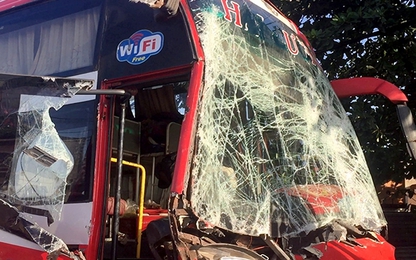 Xe giường nằm mất lái đâm xe ben, hàng chục hành khách hoảng loạn