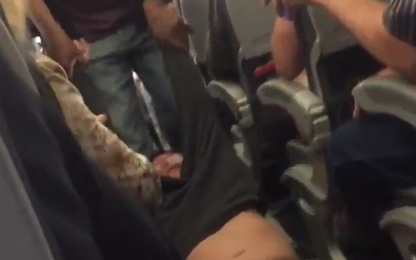 Phẫn nộ clip hãng bay lôi xềnh xệch hành khách đến chảy cả máu mồm