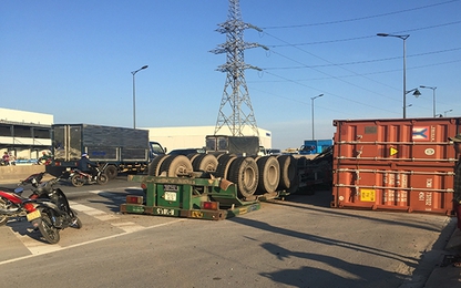 Container lại lật chỏng vó tại khúc cua "tử thần"