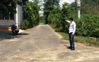 Kon Tum: Đường vào biệt phủ "khủng" không phép xây bằng vật liệu vương vãi?