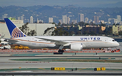 United Airlines lại bị tố đuổi khách xuống