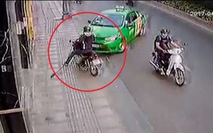 Clip: Tài xế Mai Linh lao thẳng xe chặn đường tẩu thoát của tên cướp