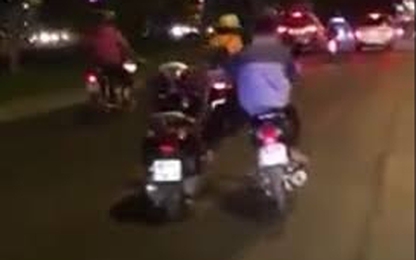 Clip: Hãi hùng xem thanh niên hai tay lái 2 xe máy