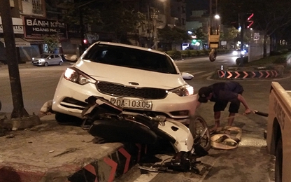Ô tô đâm nát xe máy, 2 người may mắn thoát chết trong gang tấc