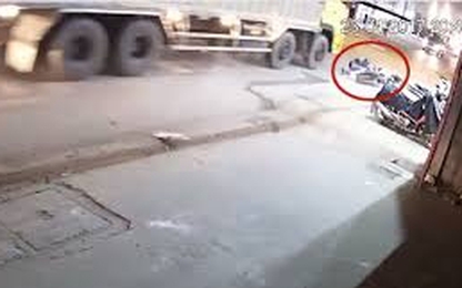 Clip: Cố vượt xe tải, nam thanh niên vấp ngã, bị cán tử vong