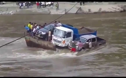 Phà chở ôtô tải chìm sông Đồng Nai