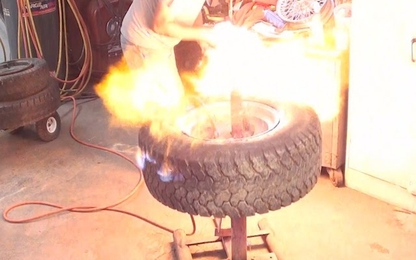 Thợ Việt lắp lốp xe bằng cách đổ xăng đốt-sáng tạo hay nguy hiểm?