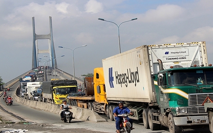 TP.HCM cương quyết xử lý triệt để 2 bãi container "dồn hàng, sang tải"