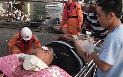 Cấp cứu thuyền viên nước ngoài bị tai nạn nguy kịch trên biển