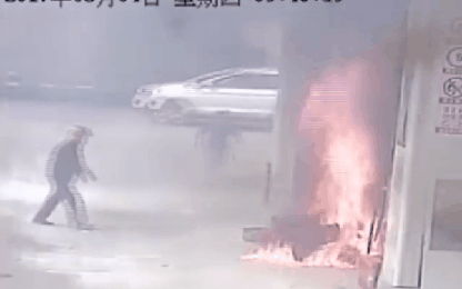 Châm lửa đốt xe máy giữa trạm xăng rồi nhảy vào biển lửa tự sát
