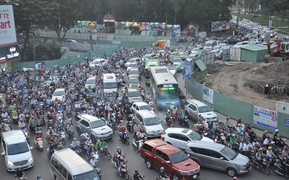 TP.HCM tăng phí ô tô đậu đỗ dưới lòng đường, vỉa hè