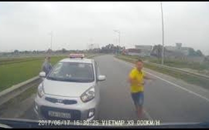 Clip chạy ngược chiều bị chặn đầu, tài xế taxi vung tuýp sắt dọa đánh
