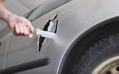 Đục thủng cửa ôtô để lấy chìa khóa trong xe