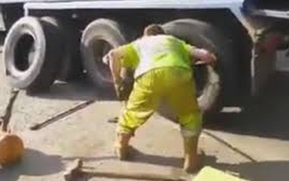 Thay lốp xe tải trong chưa đầy 2 phút