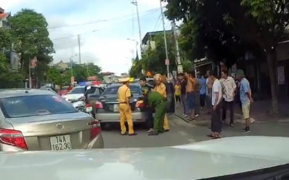 Ôtô giúp xe cảnh sát truy đuổi taxi như phim hành động
