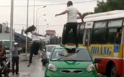Clip: Nhảy múa trên nóc taxi, cô gái bị tài xế đấm văng xuống đất