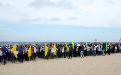 Đà Nẵng: Hàng ngàn tân sinh viên tham gia chương trình “Để biển xanh mãi”