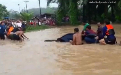 Hơn 50 người cùng kéo chiếc ô tô bị chìm trong nước lũ