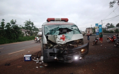 Đắk Lắk: Xe cứu thương gặp nạn trên đường chuyển viện