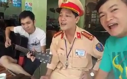 Cư dân mạng thích thú với clip CSGT ngồi hát cùng người vi phạm