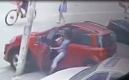 Clip: Dùng chân phanh ô tô, nữ tài xế bị gãy gập chân